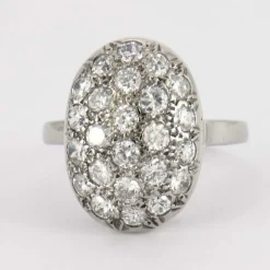 Bague ovale, en or gris, diamants