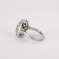 Bague ovale, en or gris, diamants