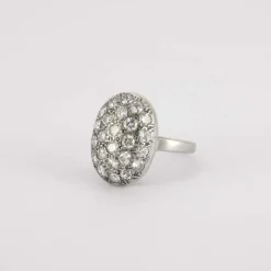 Bague ovale, en or gris, diamants