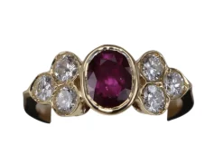 Bague ovale en or jaune avec rubis et diamants