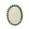 Bague ovale en or jaune, opale cabochon et émeraudes