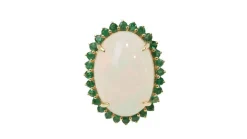 Bague ovale en or jaune, opale cabochon et émeraudes