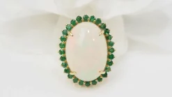 Bague ovale en or jaune, opale cabochon et émeraudes