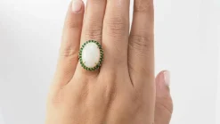 Bague ovale en or jaune, opale cabochon et émeraudes