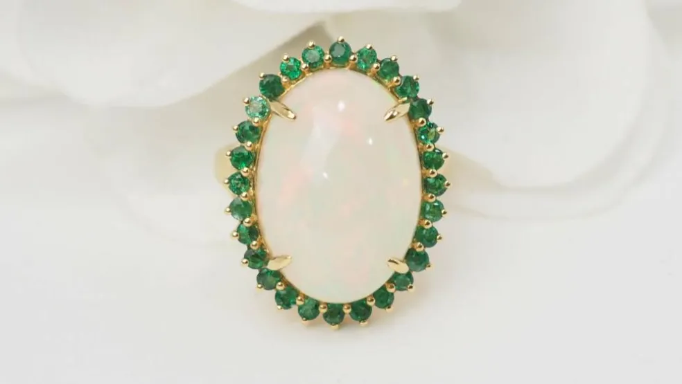 Bague ovale en or jaune, opale cabochon et émeraudes