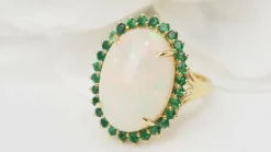 Bague ovale en or jaune, opale cabochon et émeraudes