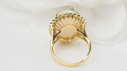 Bague ovale en or jaune, opale cabochon et émeraudes