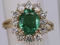 Bague ovale en or jaune pavé d'émeraudes et de diamants