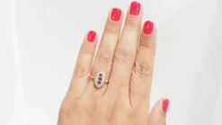 Bague ovale en or jaune, rubis et diamants