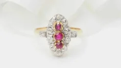 Bague ovale en or jaune, rubis et diamants