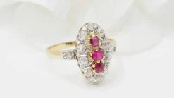 Bague ovale en or jaune, rubis et diamants