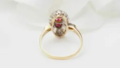 Bague ovale en or jaune, rubis et diamants