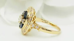 Bague ovale en or jaune, saphirs navette et diamants