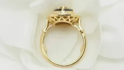 Bague ovale en or jaune, saphirs navette et diamants