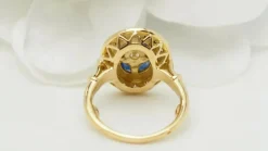 Bague ovale en or jaune, saphirs navette et diamants
