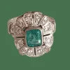 Bague ovale festonée or blanc, émeraude centrale rectangulaire entourée de diamants