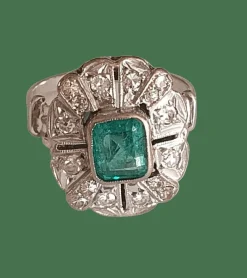 Bague ovale festonée or blanc, émeraude centrale rectangulaire entourée de diamants
