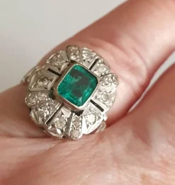 Bague ovale festonée or blanc, émeraude centrale rectangulaire entourée de diamants