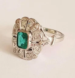 Bague ovale festonée or blanc, émeraude centrale rectangulaire entourée de diamants