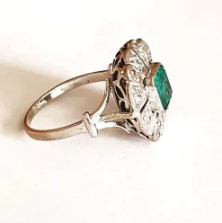 Bague ovale festonée or blanc, émeraude centrale rectangulaire entourée de diamants