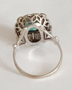 Bague ovale festonée or blanc, émeraude centrale rectangulaire entourée de diamants