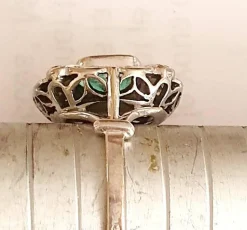 Bague ovale festonée or blanc, émeraude centrale rectangulaire entourée de diamants