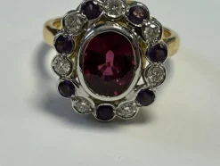 Bague ovale festonnée or 2 tons ornée d'une rhodolite