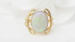 Bague ovale or jaune et opale