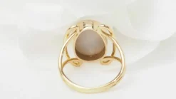 Bague ovale or jaune et opale