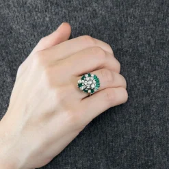 Bague panier ancienne or blanc, diamants, émeraudes baguettes