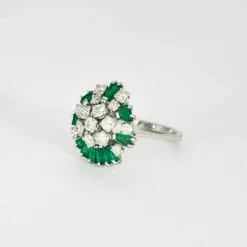 Bague panier ancienne or blanc, diamants, émeraudes baguettes