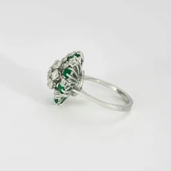 Bague panier ancienne or blanc, diamants, émeraudes baguettes