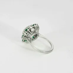 Bague panier ancienne or blanc, diamants, émeraudes baguettes