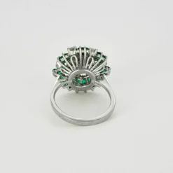 Bague panier ancienne or blanc, diamants, émeraudes baguettes