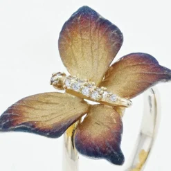 Bague papillon en émail et diamants