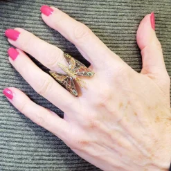 Bague papillon en or jaune 18 carats avec rubis, émail et diamants
