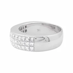 Bague pavage or blanc, diamants princesse.