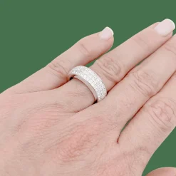 Bague pavage or blanc, diamants princesse.