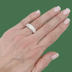 Bague pavage or blanc, diamants princesse.
