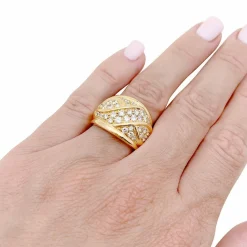 Bague pavage or jaune, diamants.