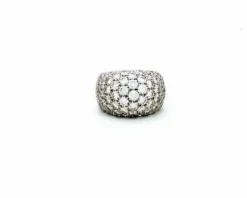 Bague pavée de diamants, en or blanc