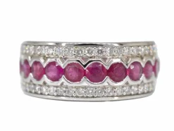 Bague pavée en or blanc avec diamants et rubis