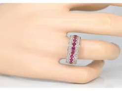 Bague pavée en or blanc avec diamants et rubis