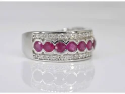 Bague pavée en or blanc avec diamants et rubis