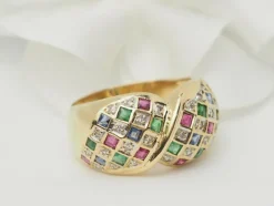 Bague pavée en or jaune, diamants et pierres précieuses