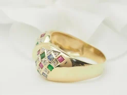 Bague pavée en or jaune, diamants et pierres précieuses