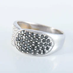 Bague pavée or blanc onyx et diamants