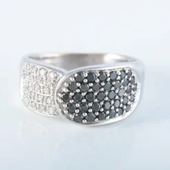 Bague pavée or blanc onyx et diamants