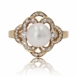 Bague perle de culture Akoya et sa monture ajourée et diamantée