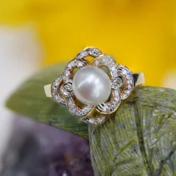 Bague perle de culture Akoya et sa monture ajourée et diamantée